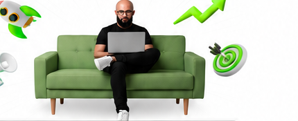 Entrepreneur Backstage installé sur un canapé vert